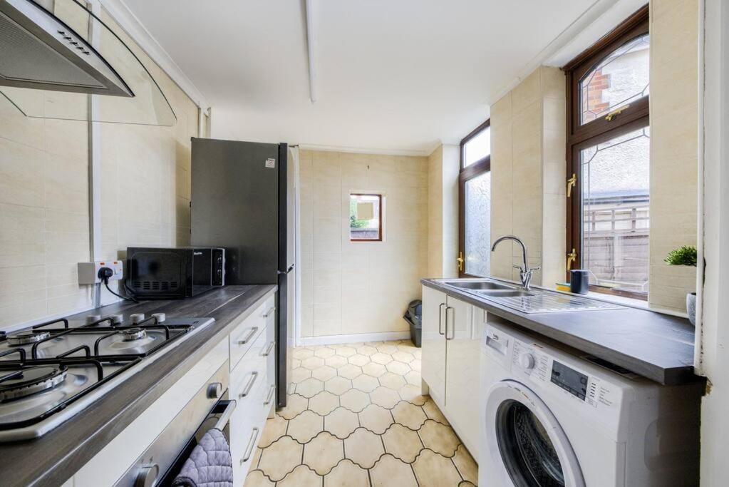 Low Rate - Coventry For 3 Bedroom House With Garden, Free Netflix And Unlimited Wi-Fi - Driveway Parking - Agc Exterior foto